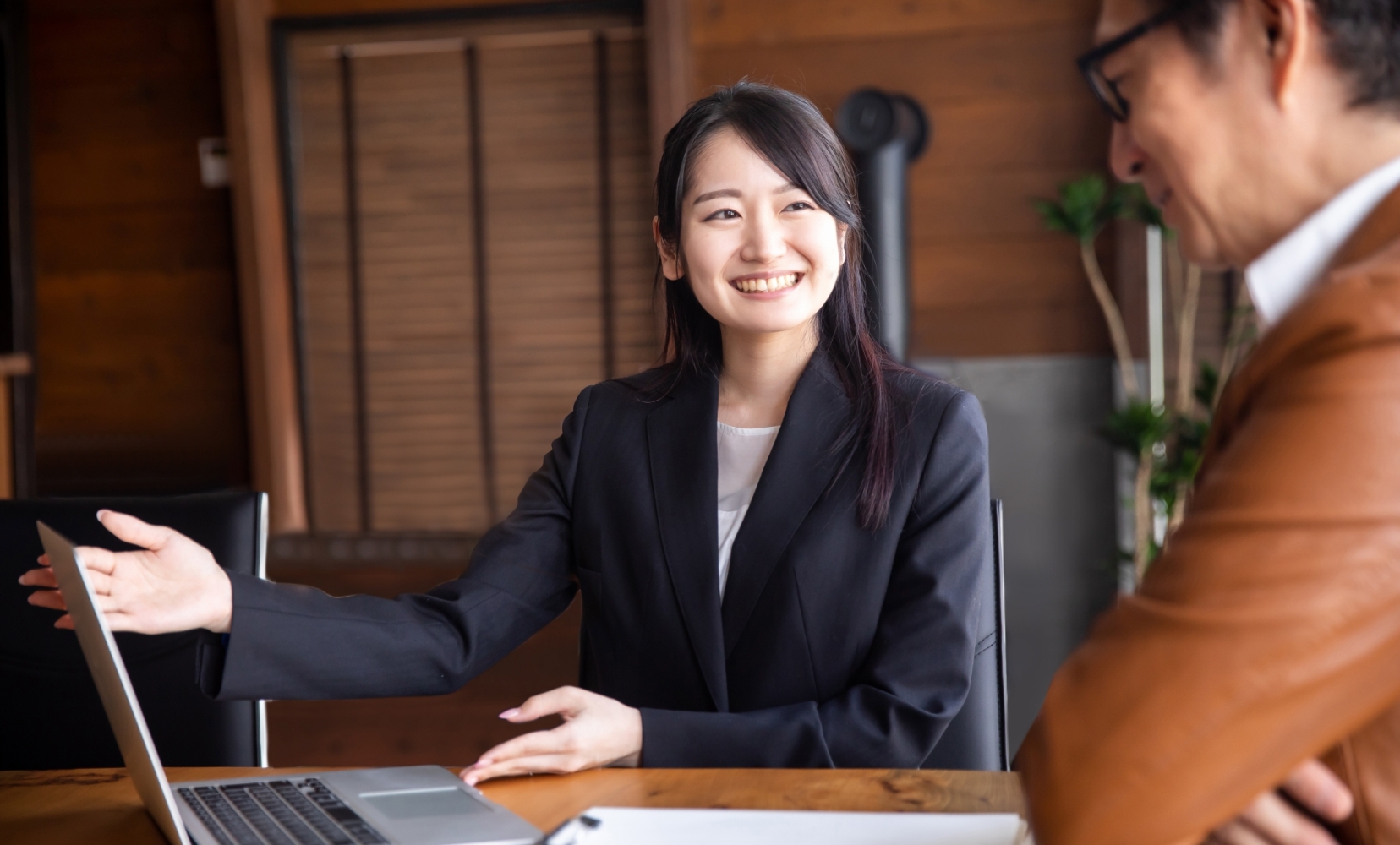 働く女性の写真